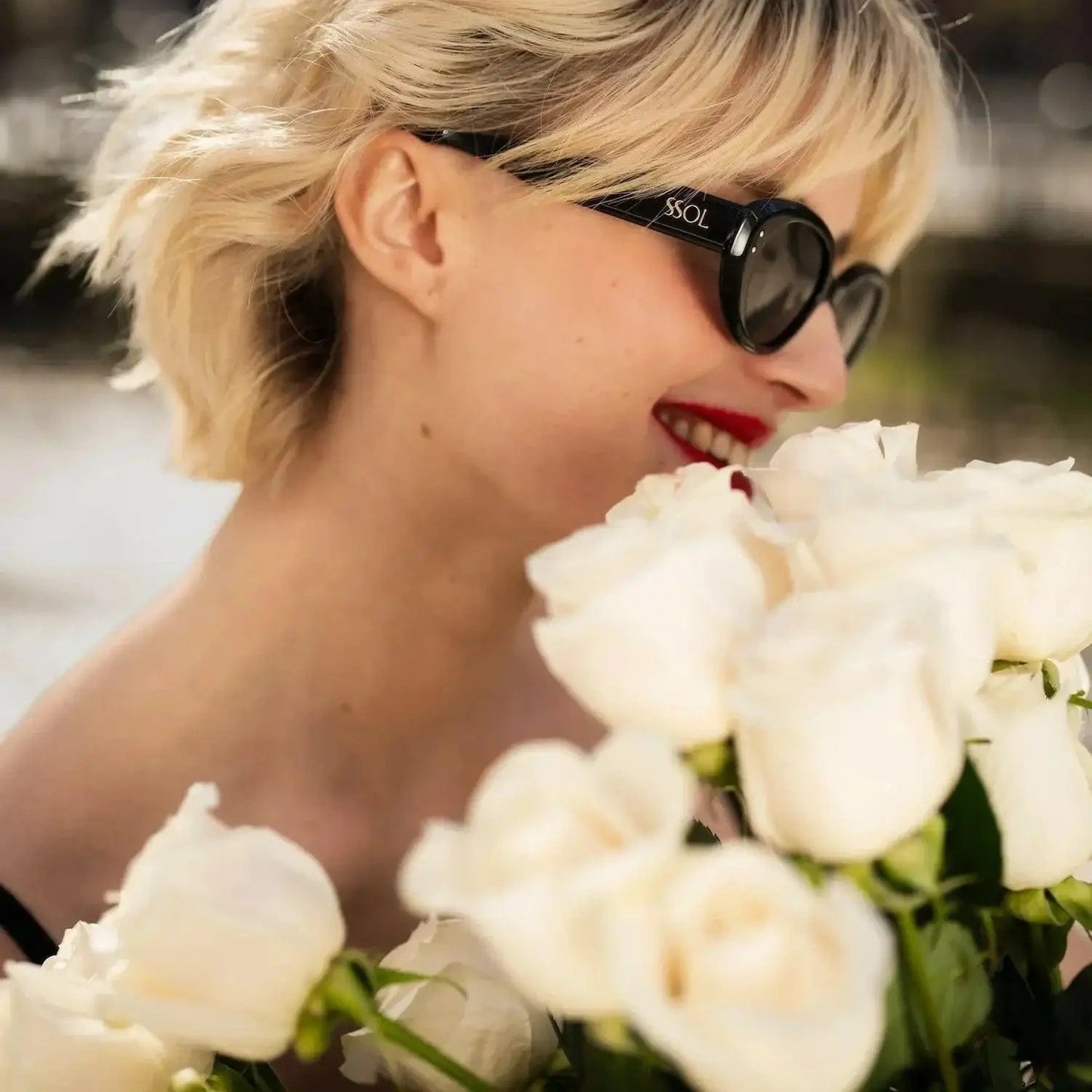 Buquê de rosas brancas em caixa de luxo a modelo com os óculos pretos e as rosas brancas | QRoses