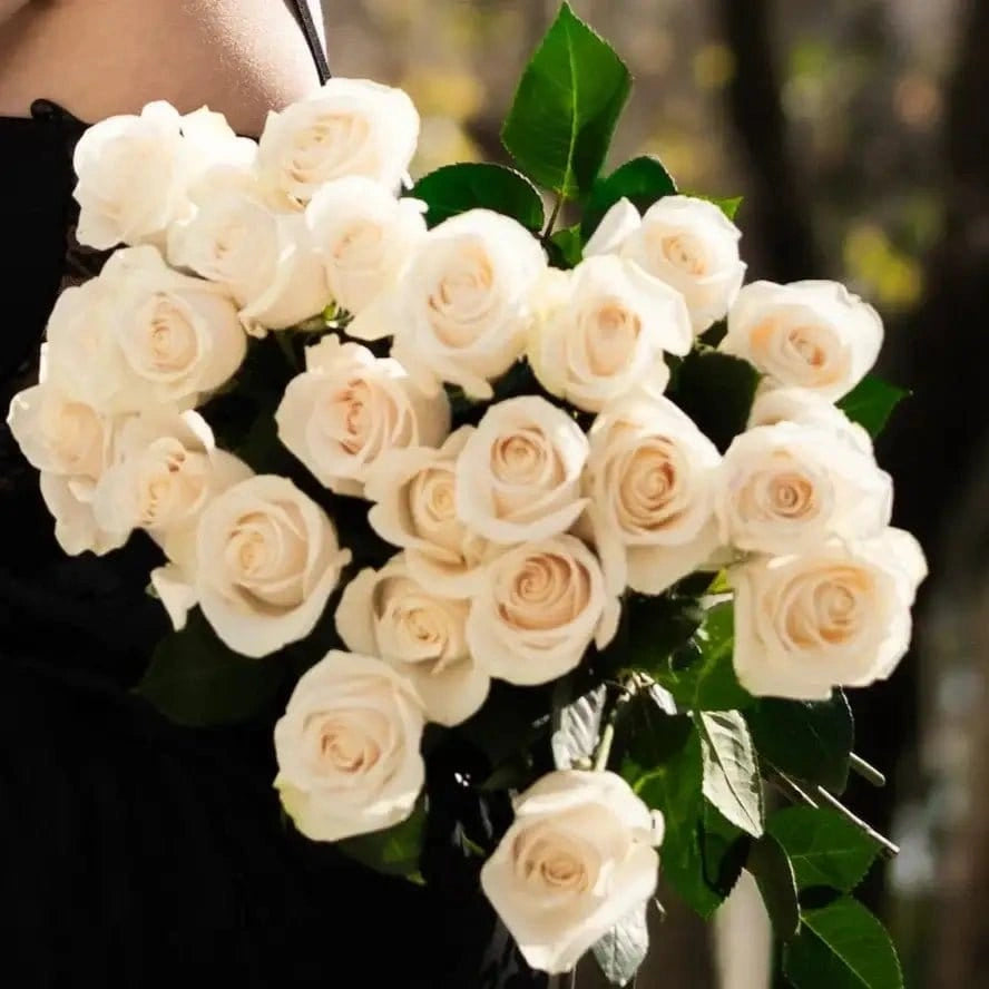 Buquê de rosas brancas em caixa de luxo modelo a caminhar com as rosas fora da caixa nas ruas de Lisboa | QRoses 